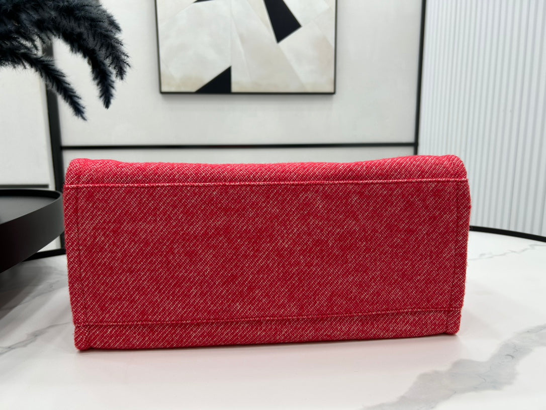 CC DEAUVILLE ラージ 38 トートバッグ（チェリーレッド キャンバス、ホワイトロゴ入り）
