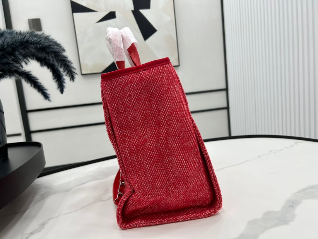 CC DEAUVILLE ラージ 38 トートバッグ（チェリーレッド キャンバス、ホワイトロゴ入り）