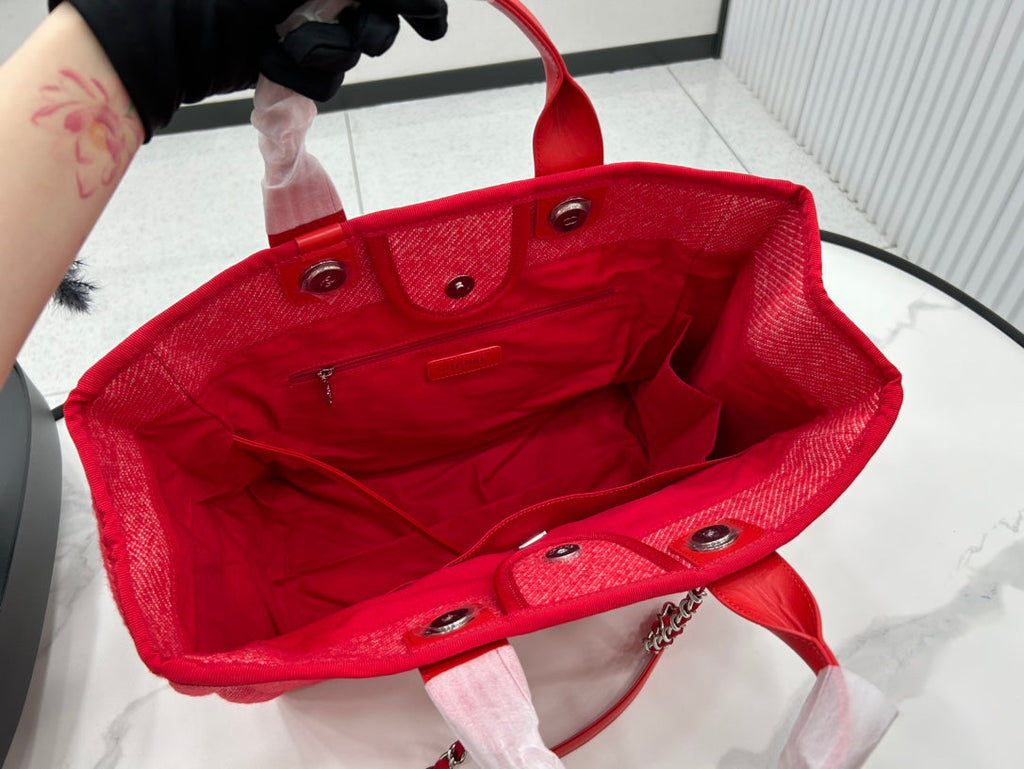 CC DEAUVILLE ラージ 38 トートバッグ（チェリーレッド キャンバス、ホワイトロゴ入り）