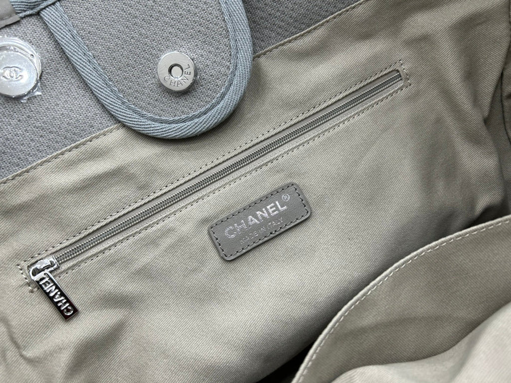 CC DEAUVILLE ラージ 38 トートバッグ（グレー キャンバス、ホワイト ロゴ入り）