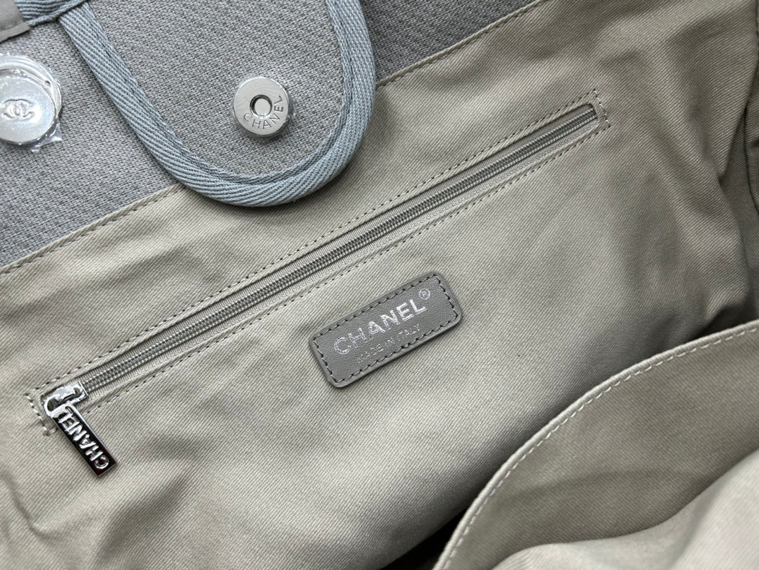 CC DEAUVILLE ラージ 38 トートバッグ（グレー キャンバス、ホワイト ロゴ入り）
