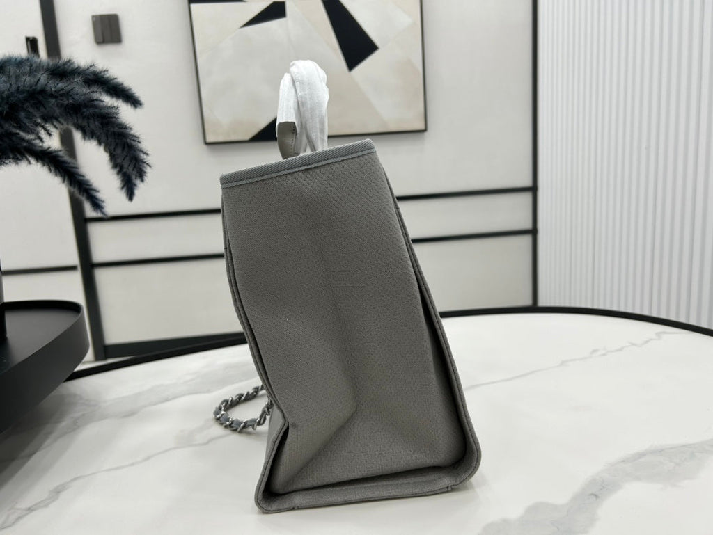 CC DEAUVILLE ラージ 38 トートバッグ（グレー キャンバス、ホワイト ロゴ入り）