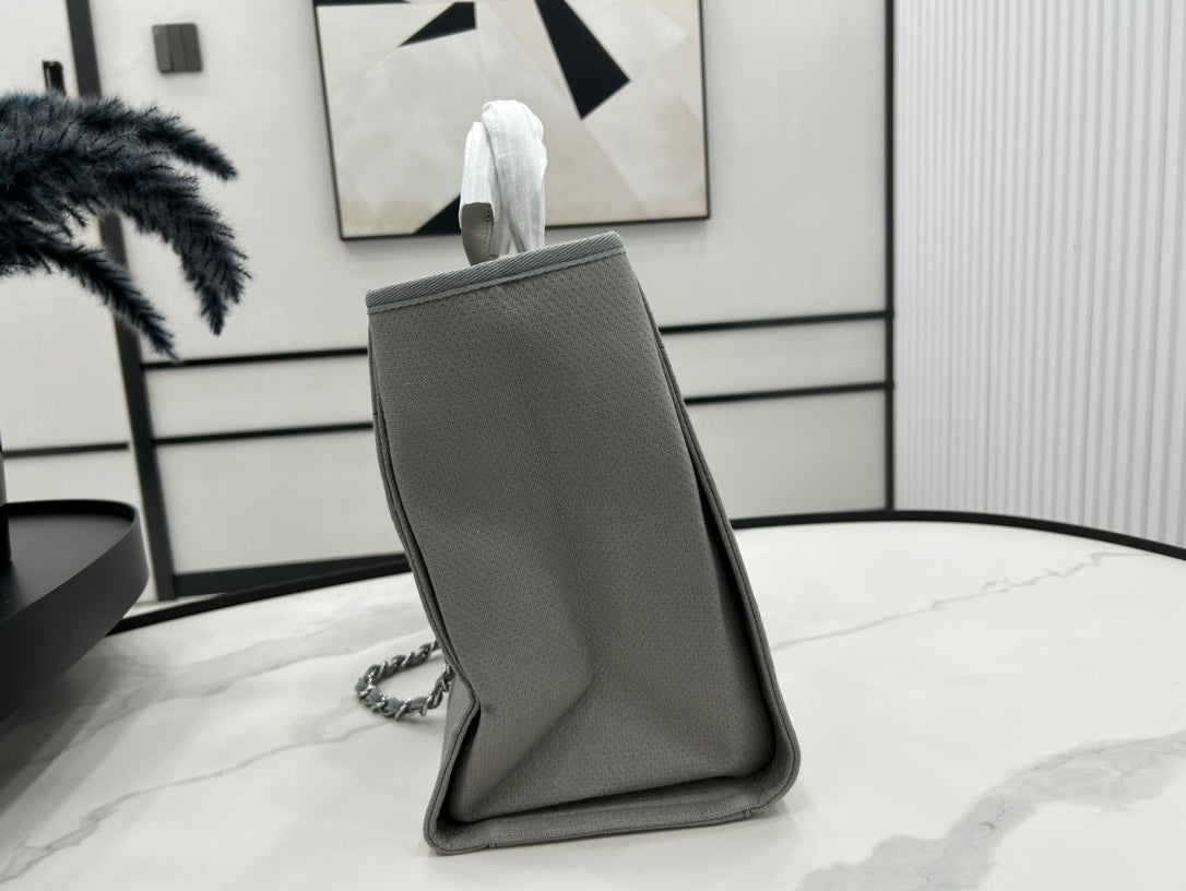 CC DEAUVILLE ラージ 38 トートバッグ（グレー キャンバス、ホワイト ロゴ入り）