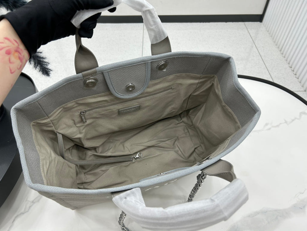 CC DEAUVILLE ラージ 38 トートバッグ（グレー キャンバス、ホワイト ロゴ入り）