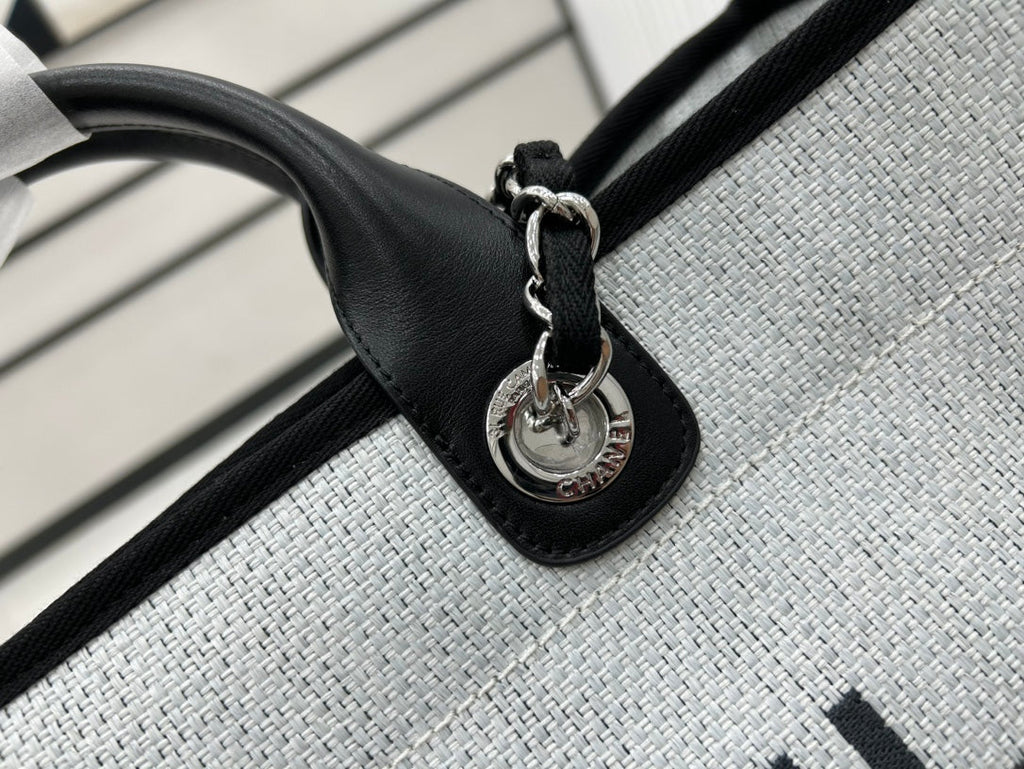 CC DEAUVILLE ラージ 38 トートバッグ（ライトグレー キャンバス、ブラック ロゴ入り）