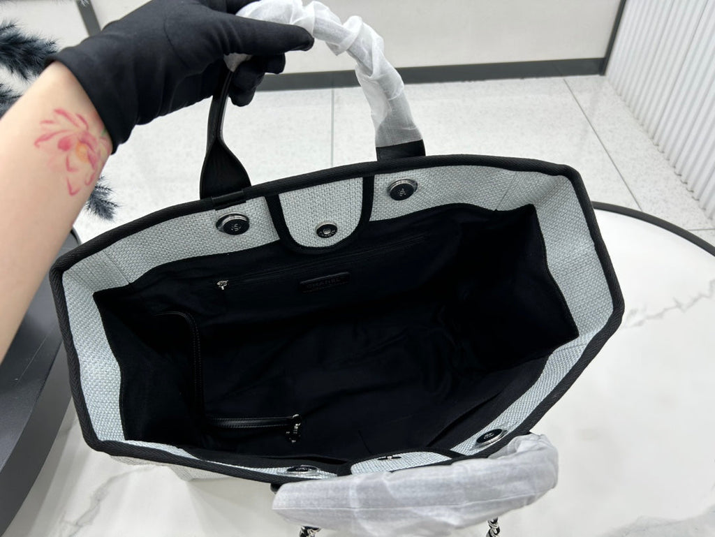 CC DEAUVILLE ラージ 38 トートバッグ（ライトグレー キャンバス、ブラック ロゴ入り）