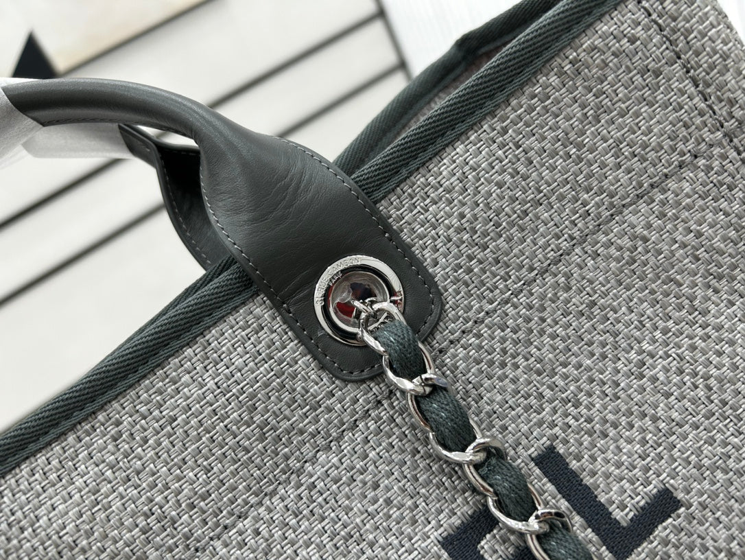 CC DEAUVILLE ラージ 38 トートバッグ（グレー キャンバス、ブラック ロゴ入り）