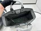 CC DEAUVILLE ラージ 38 トートバッグ（グレー キャンバス、ブラック ロゴ入り）
