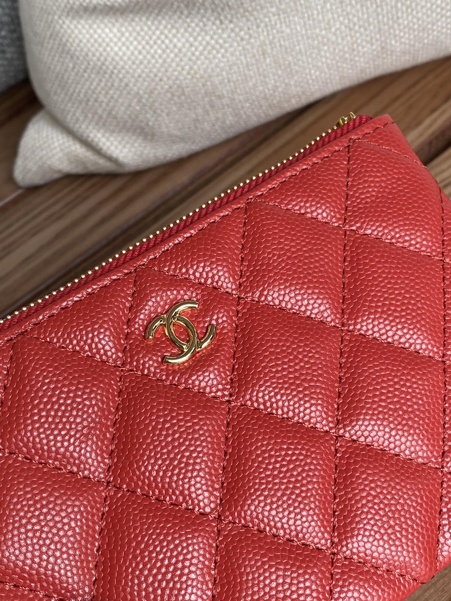 CC クラシック スモール 15 ジップポーチ（クリムゾンレッド グレインカーフスキン製）