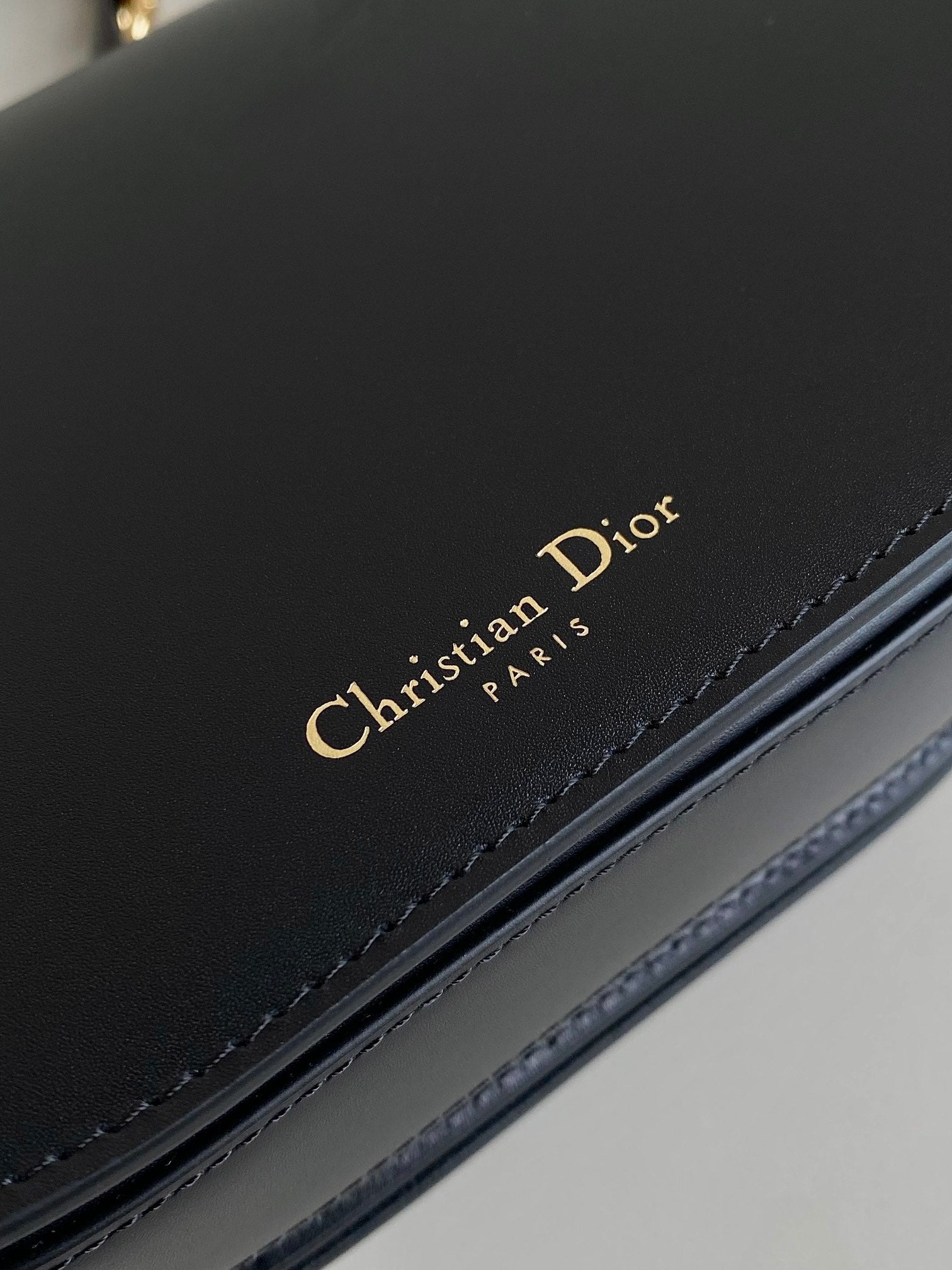 シグネチャー ホーボー 21 バッグ（ブラックカーフスキン）