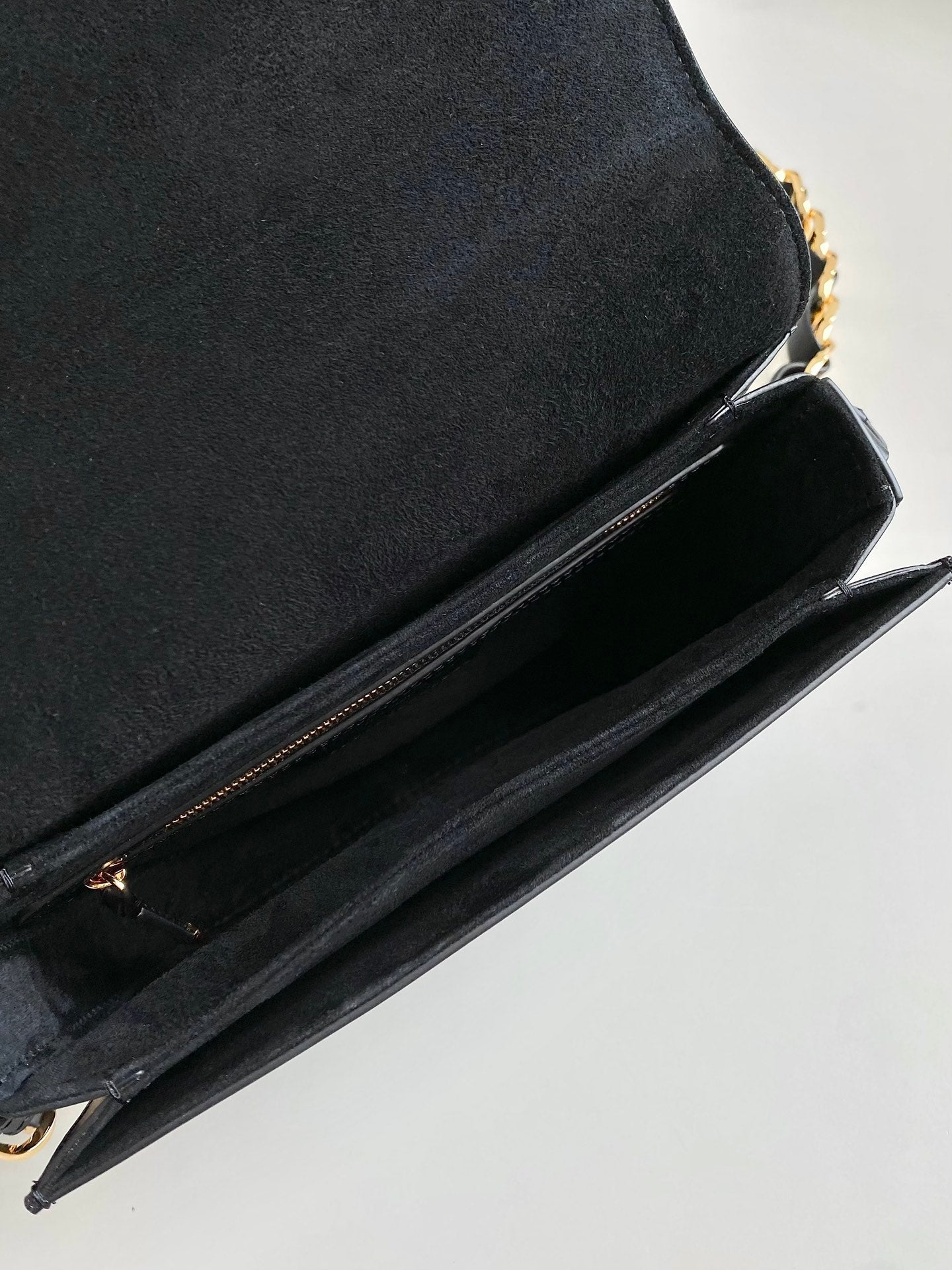 シグネチャー ホーボー 21 バッグ（ブラックカーフスキン）