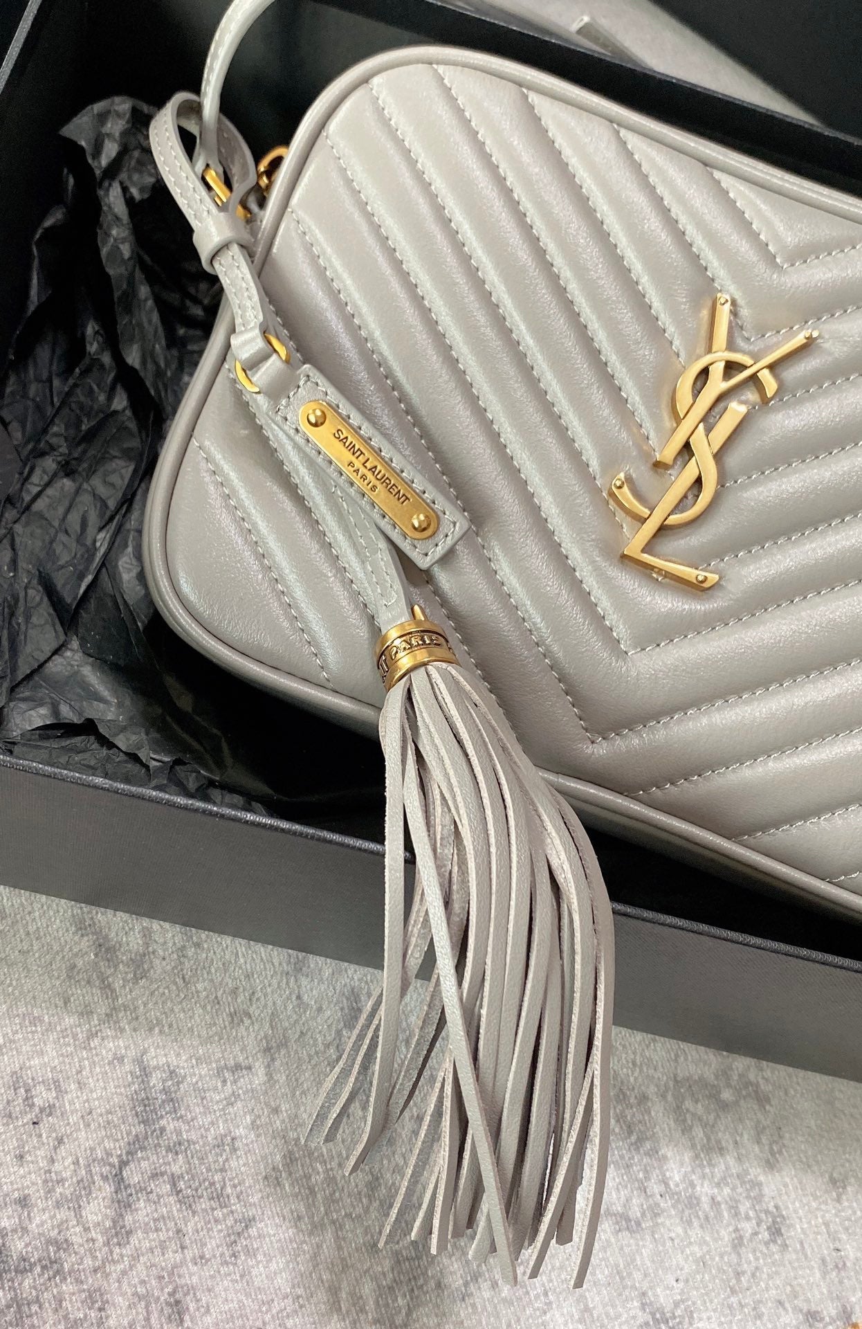 LOU カメラバッグ 23インチ ライトグレー カーフスキン ゴールドロゴ