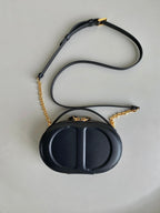 シグネチャー 18 オーバルバッグ（ブラックカーフスキン）