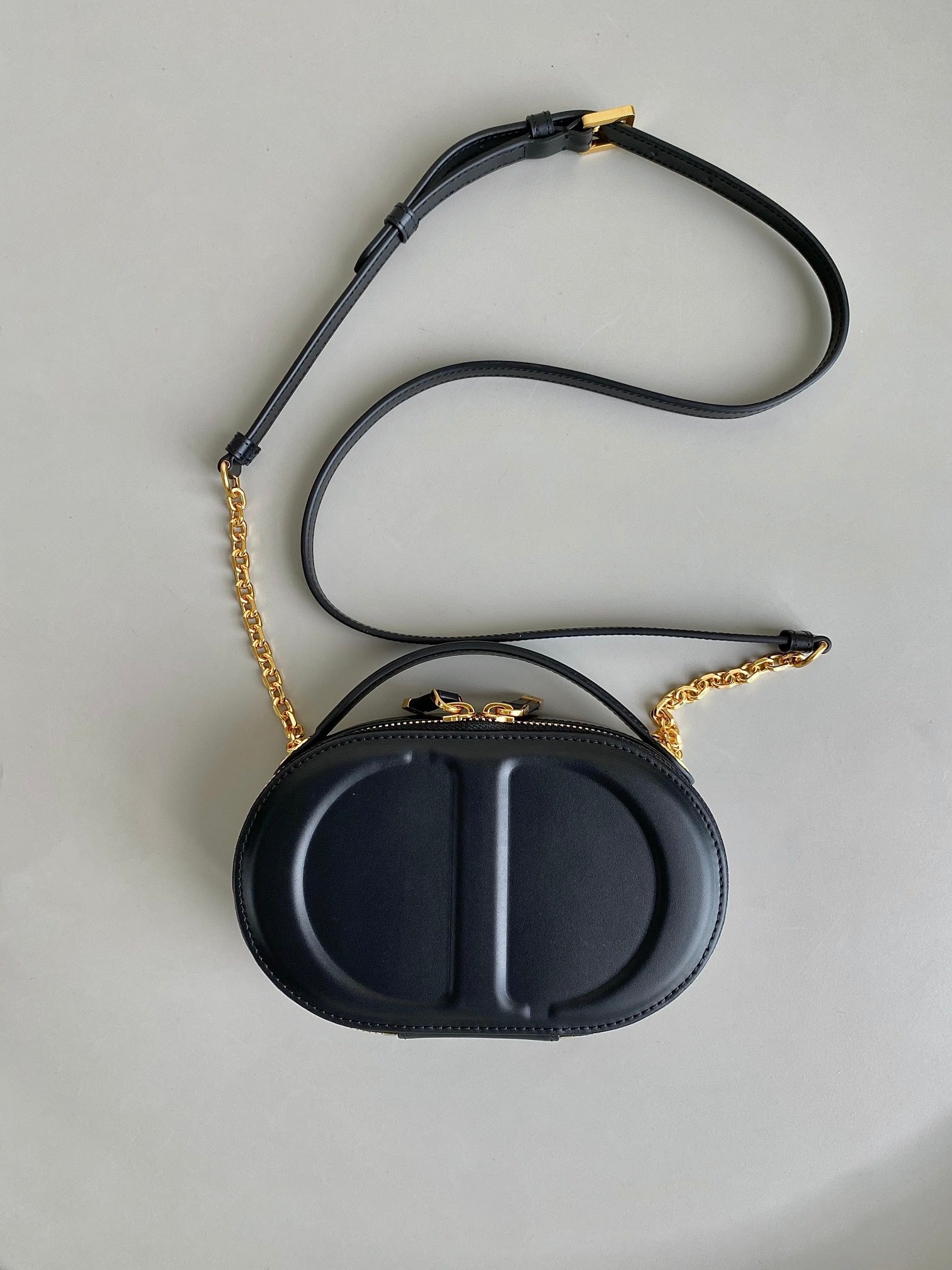 シグネチャー 18 オーバルバッグ（ブラックカーフスキン）