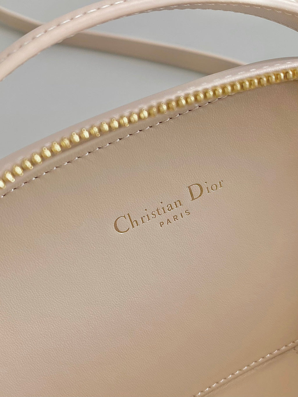 シグネチャー 18 オーバルバッグ（ベージュカーフスキン）