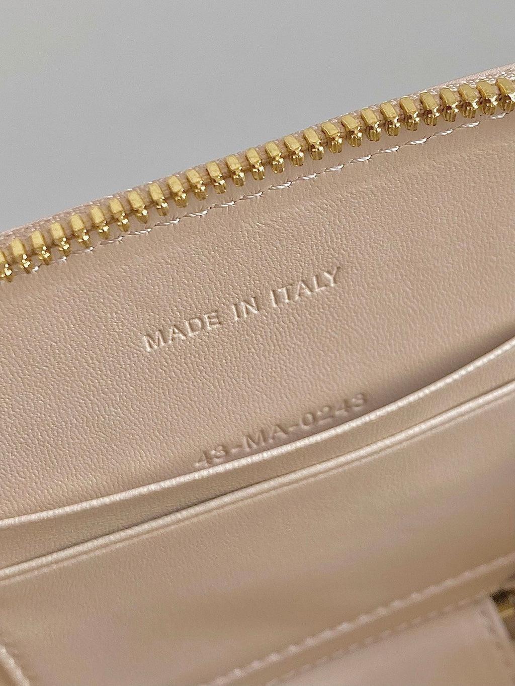 シグネチャー 18 オーバルバッグ（ベージュカーフスキン）