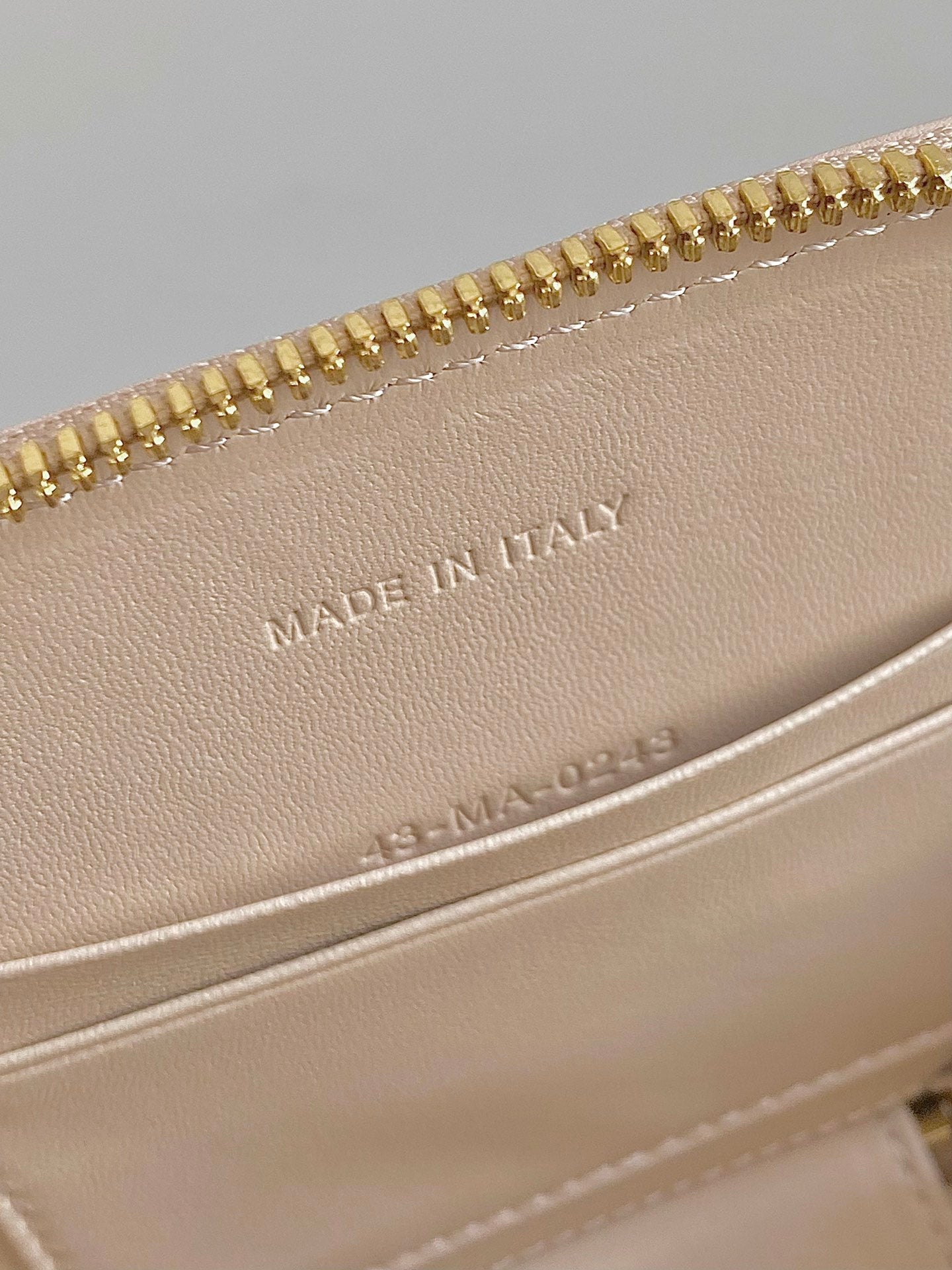 シグネチャー 18 オーバルバッグ（ベージュカーフスキン）