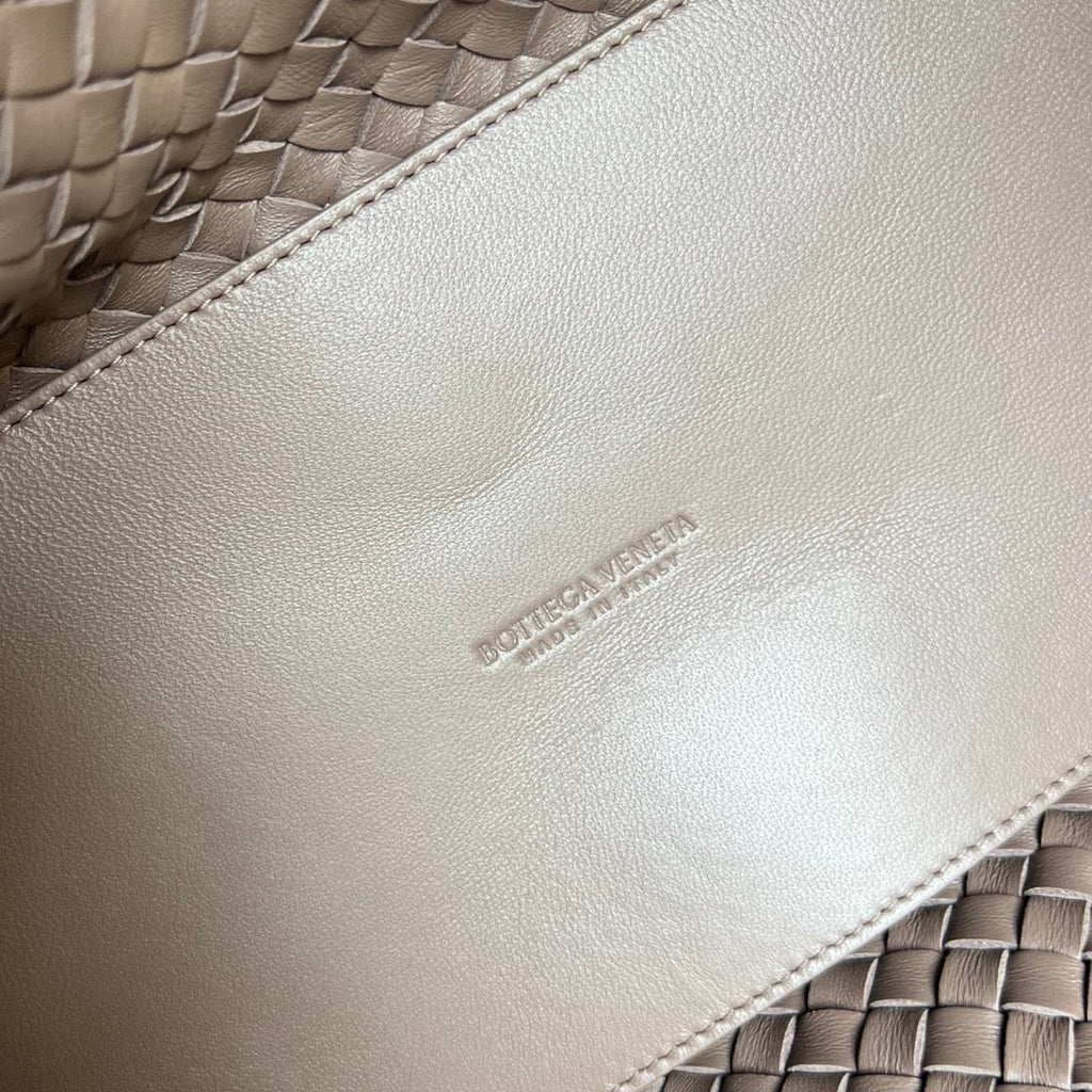 SMALL CABAT 32 IN SADDLE BROWN LAMBSKIN