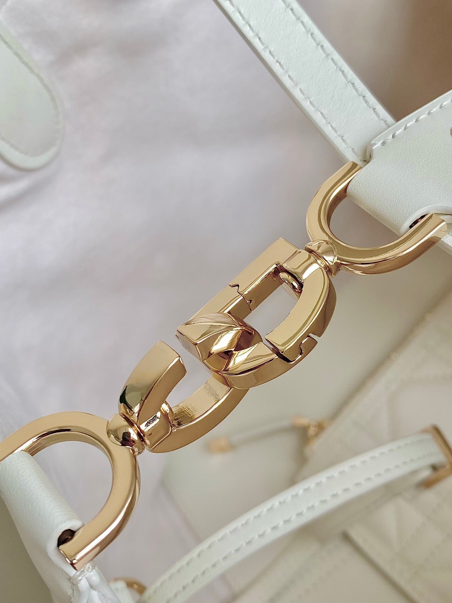 TOUJOURS 28 バッグ ホワイト ラムスキン