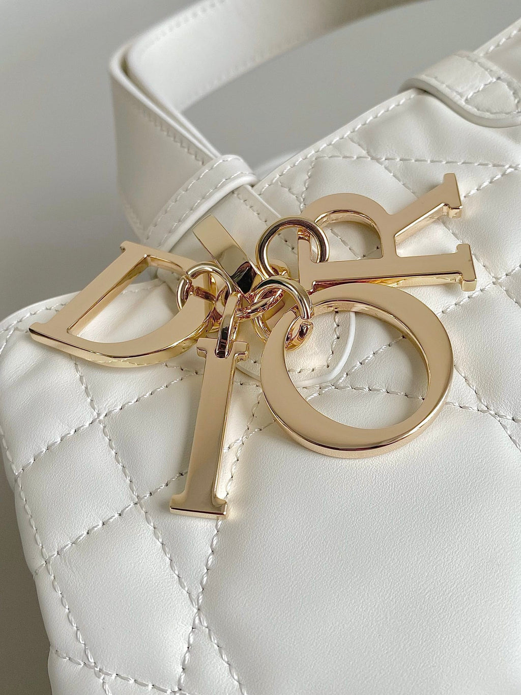 TOUJOURS 28 バッグ ホワイト ラムスキン