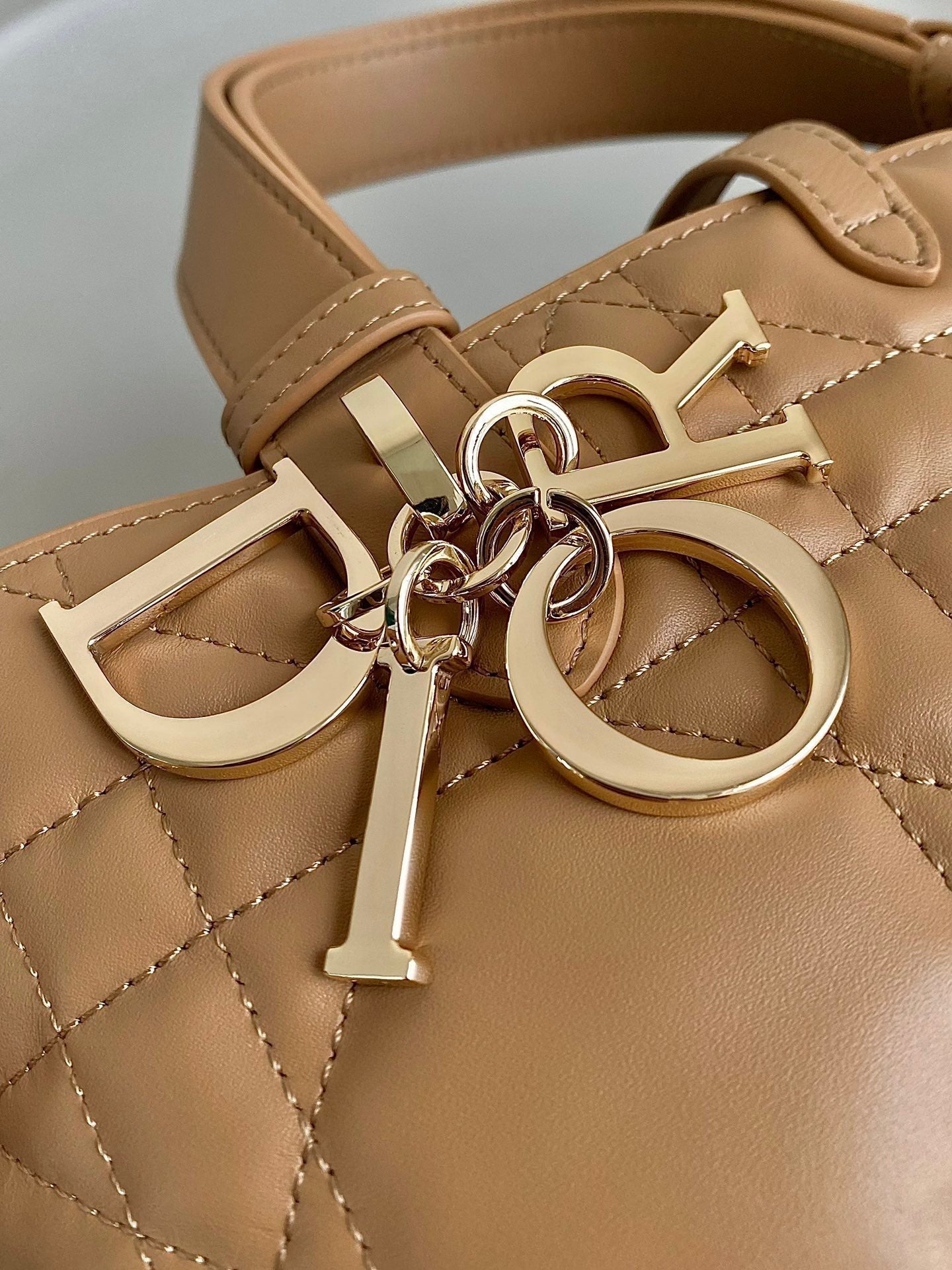 TOUJOURS 28 バッグ キャメルベージュ ラムスキン