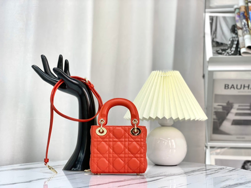 スカーレットレッドラムスキンのマイクロレディ12バッグ