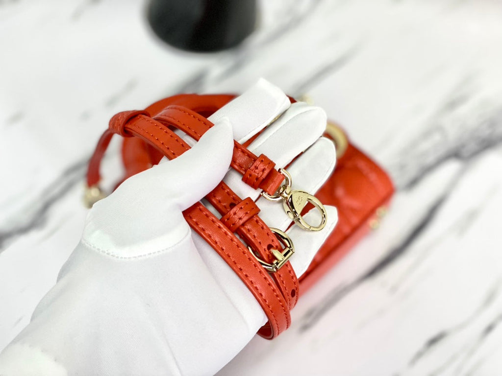 スカーレットレッドラムスキンのマイクロレディ12バッグ