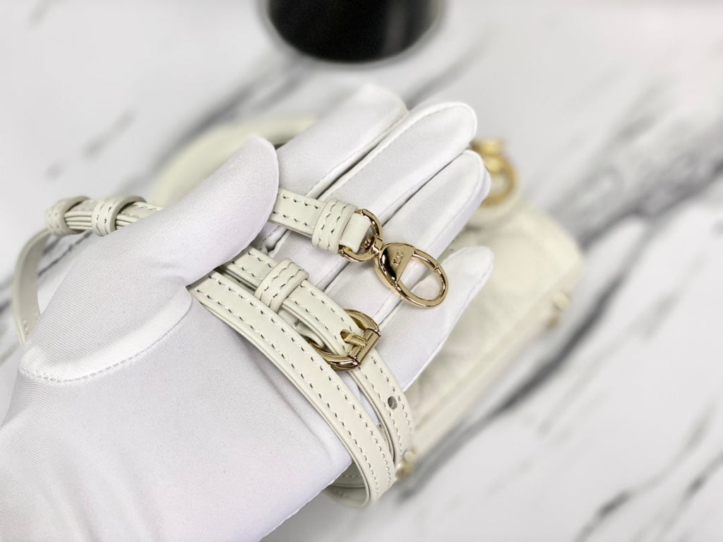 マイクロ レディ 12 バッグ（ホワイト ラムスキン）