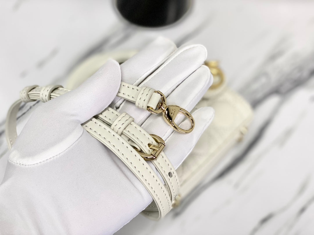 マイクロ レディ 12 バッグ（ホワイト ラムスキン）