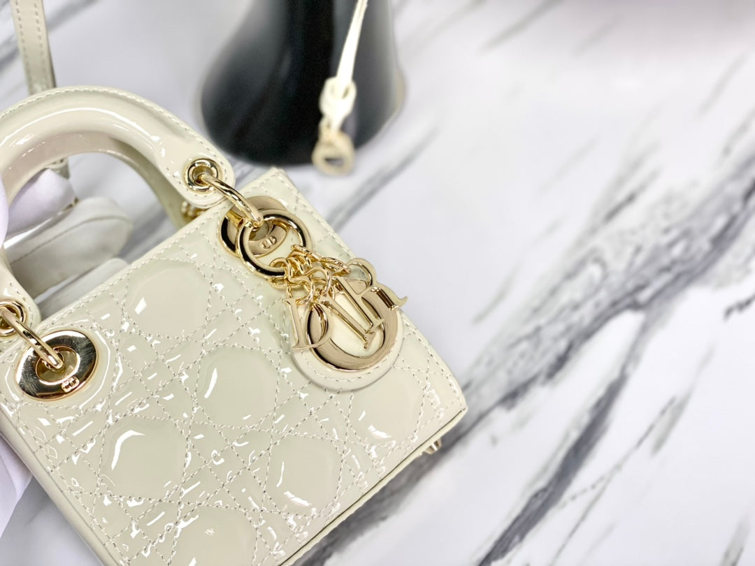 光沢のあるホワイトラムスキンのマイクロレディ12バッグ