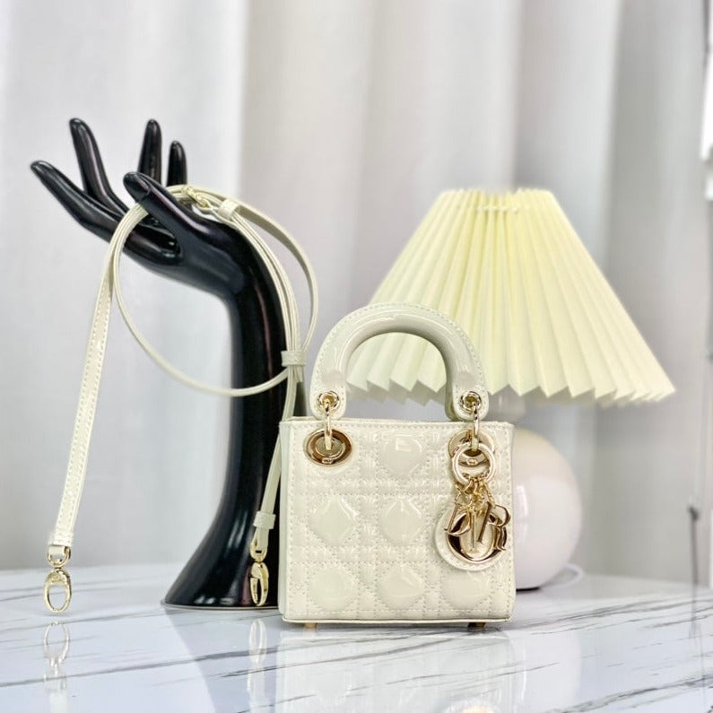 光沢のあるホワイトラムスキンのマイクロレディ12バッグ