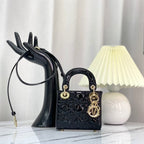 光沢のあるブラックラムスキンのマイクロレディ12バッグ