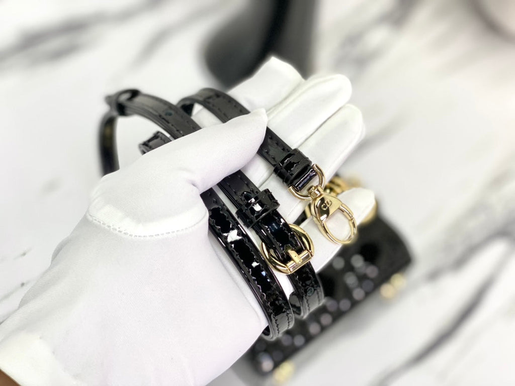 光沢のあるブラックラムスキンのマイクロレディ12バッグ