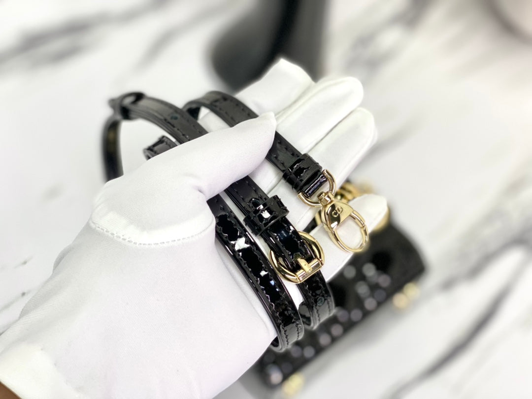 光沢のあるブラックラムスキンのマイクロレディ12バッグ