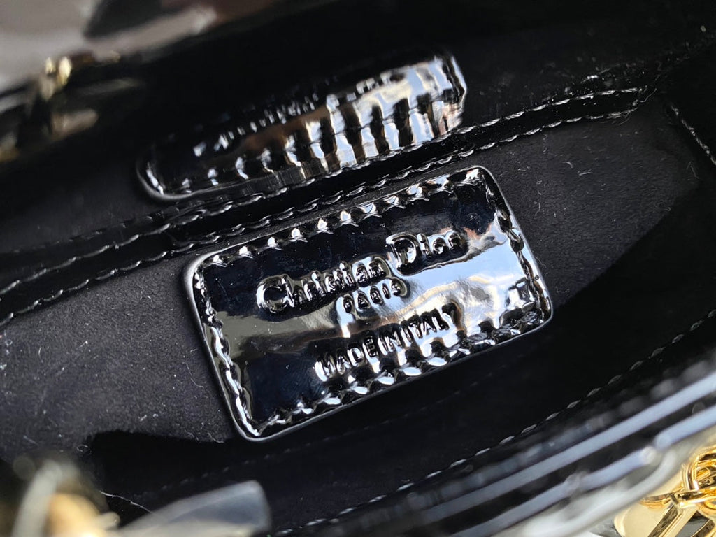 光沢のあるブラックラムスキンのマイクロレディ12バッグ