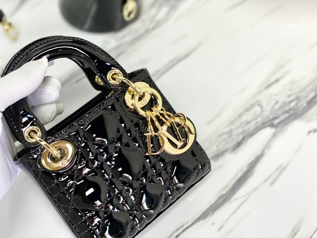 光沢のあるブラックラムスキンのマイクロレディ12バッグ