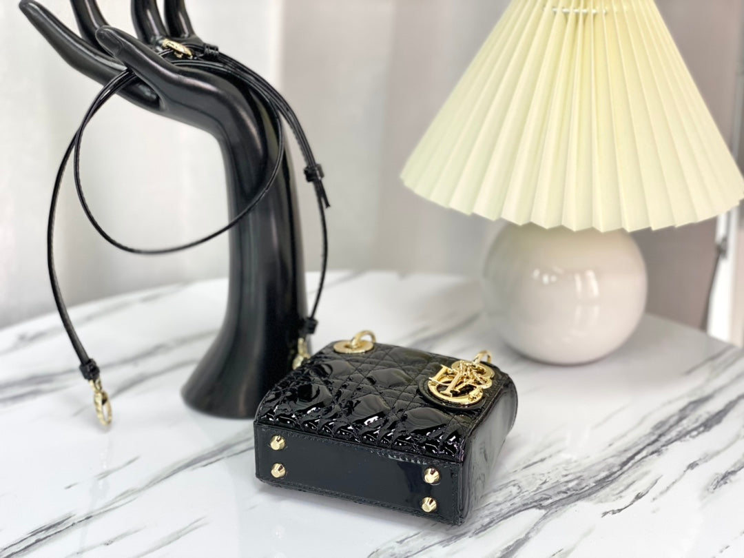 光沢のあるブラックラムスキンのマイクロレディ12バッグ