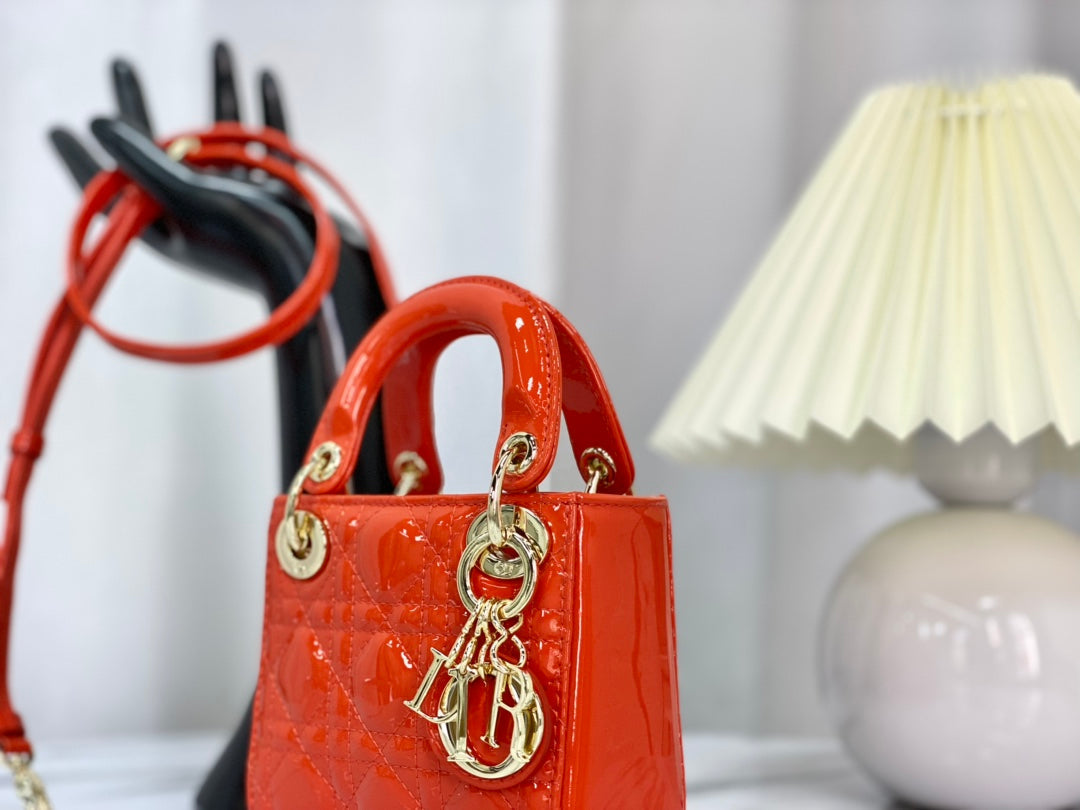 光沢のあるスカーレットレッドのラムスキンを使用したマイクロレディ12バッグ