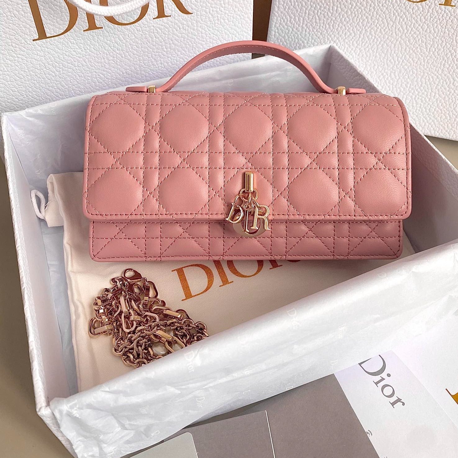 レディ21 ホットピンクラムスキンチェーンバッグ