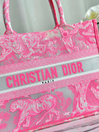 ミディアムブックトート37 キャンディピンク マクロカナージュ刺繍