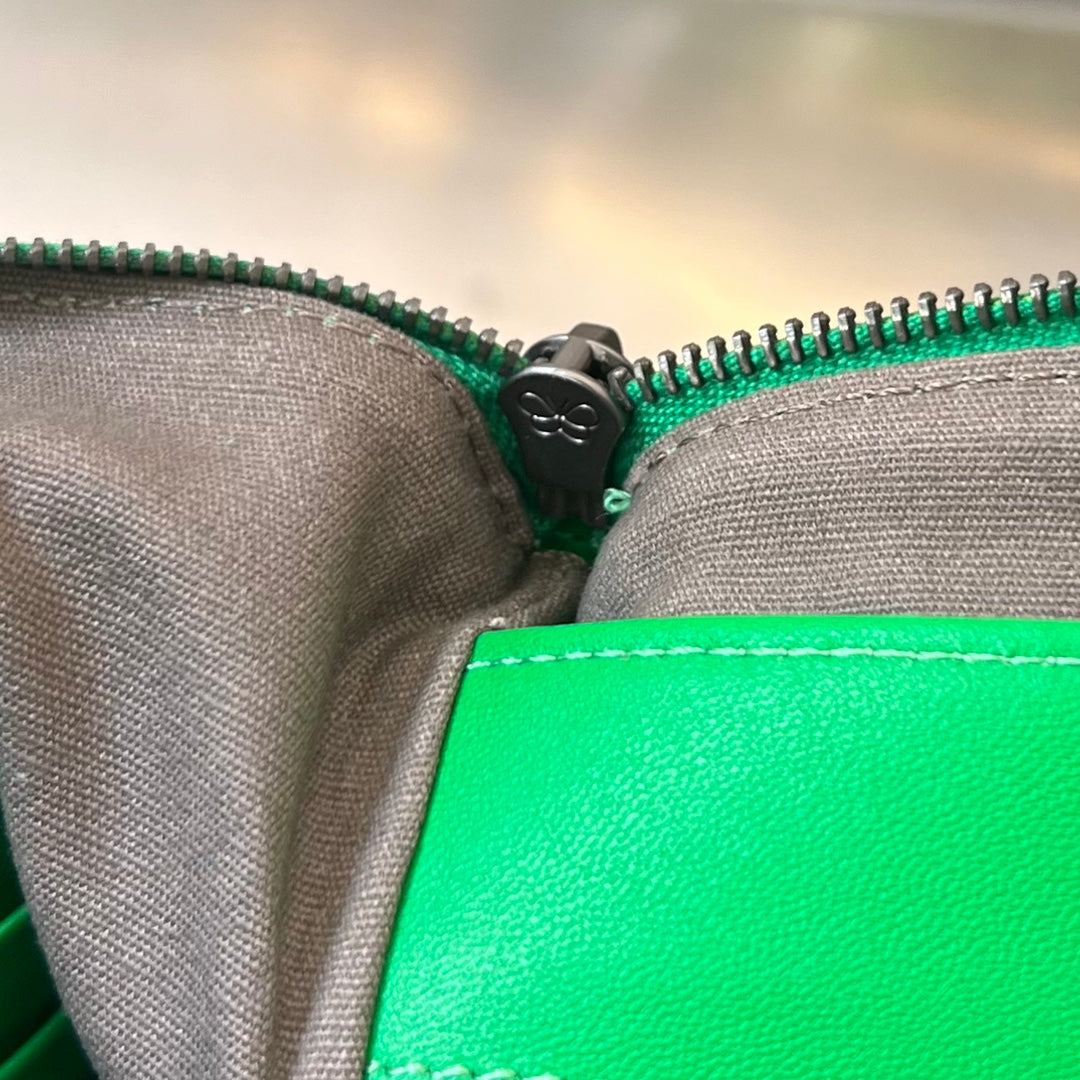 イントレチャート 30 エメラルドグリーンのラムスキン