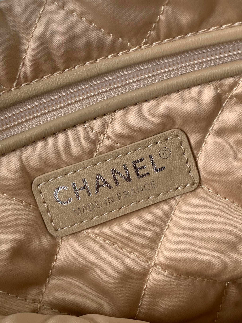 CC ミディアム 37 ハンドバッグ（ホワイトシャイニーカーフスキン、シルバー金具）