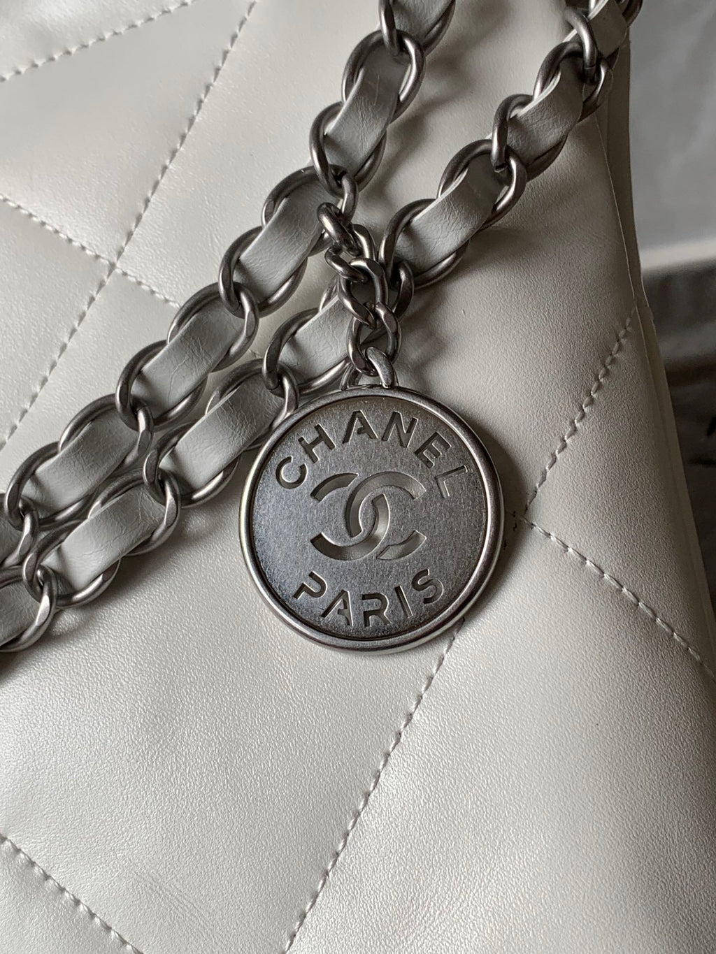 CC ミディアム 37 ハンドバッグ（ホワイトシャイニーカーフスキン、シルバー金具）