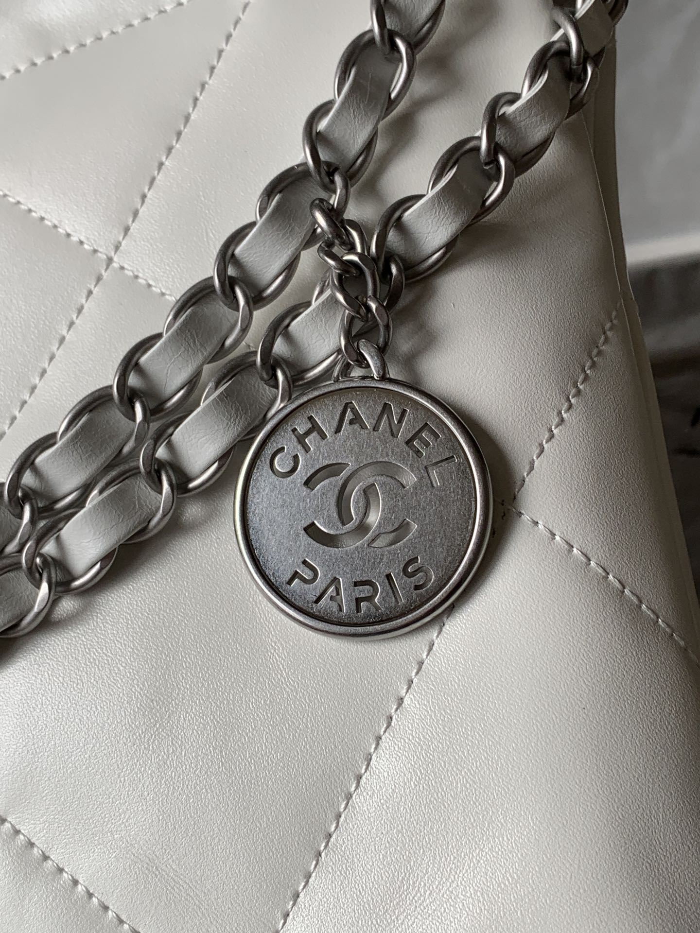 CC ミディアム 37 ハンドバッグ（ホワイトシャイニーカーフスキン、シルバー金具）