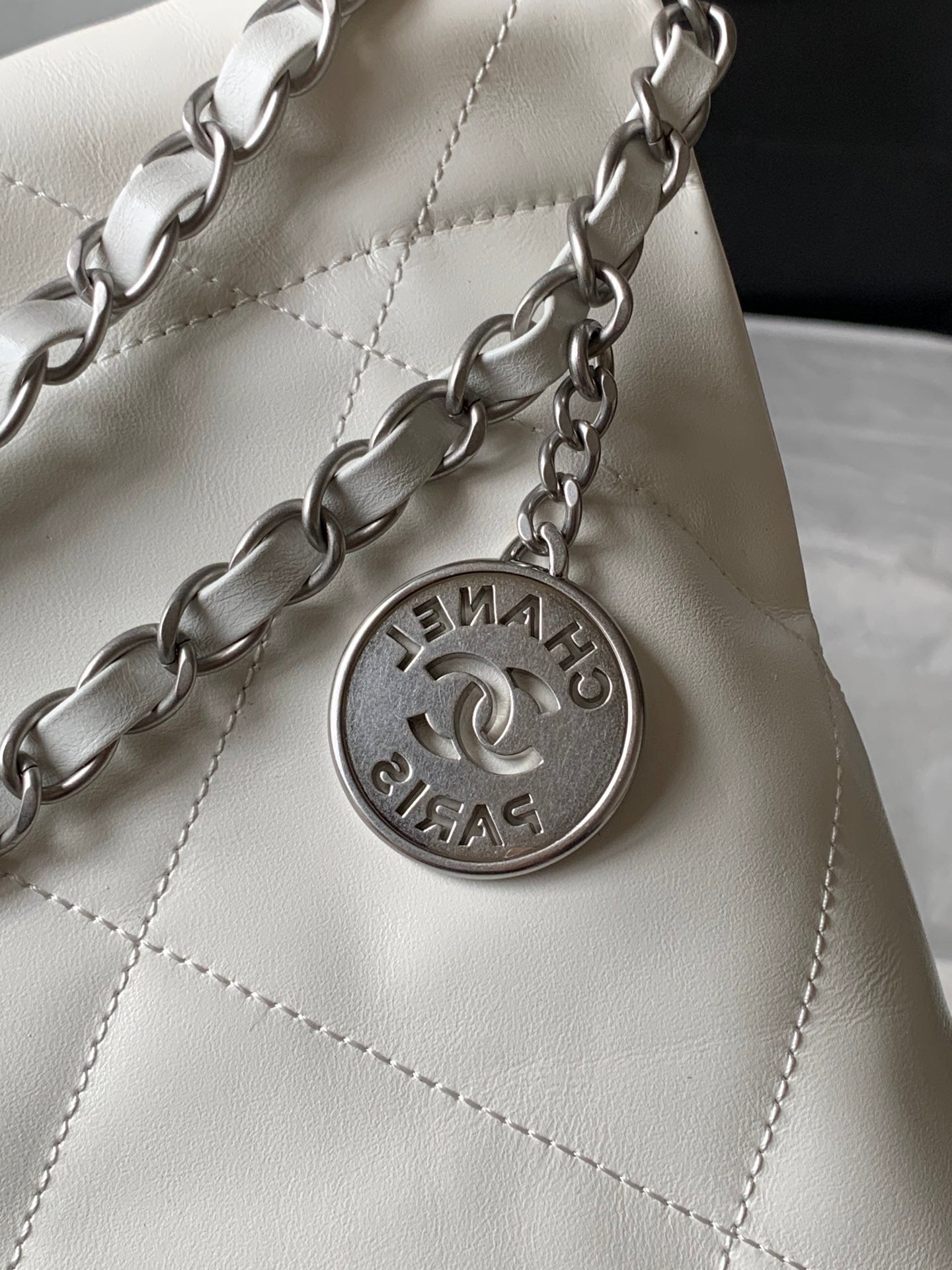 CCラージ42ハンドバッグ、ホワイトシャイニーカーフスキン、シルバー金具