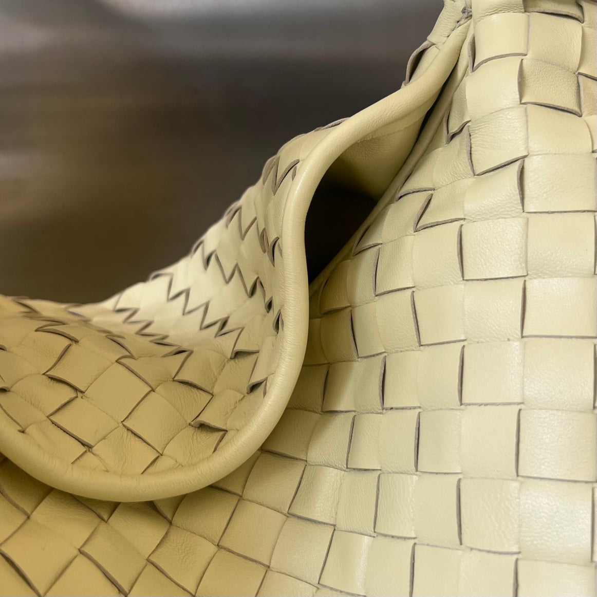 ダーククリームラムスキン製ラージホップ54