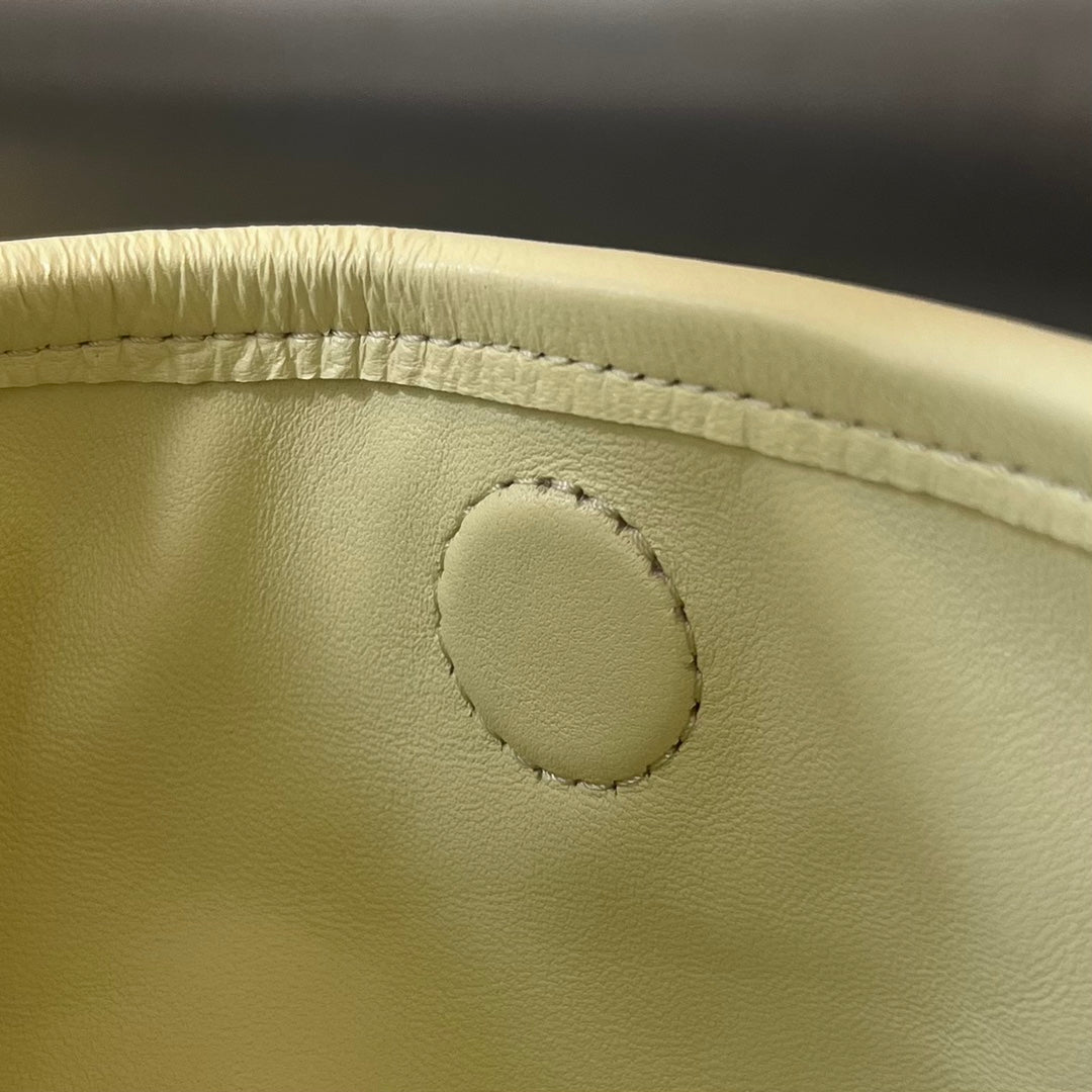 ダーククリームラムスキン製ラージホップ54