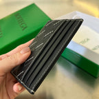 イントレチャート 10 クレジットカードケース（ブラック ラムスキン）