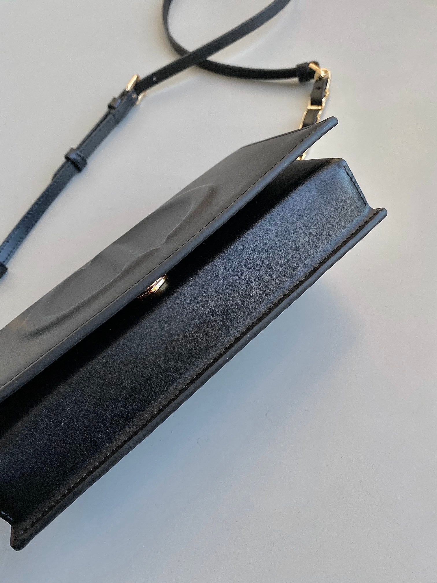 シグネチャー チェーンバッグ 21 ブラックカーフスキン