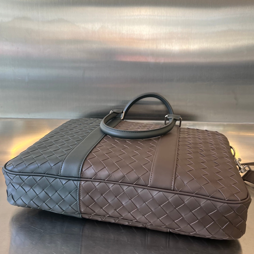 ライトブラウンとダークグリーンのカーフスキンを使用したラージサイズのイントレチャート 40 ブリーフケース